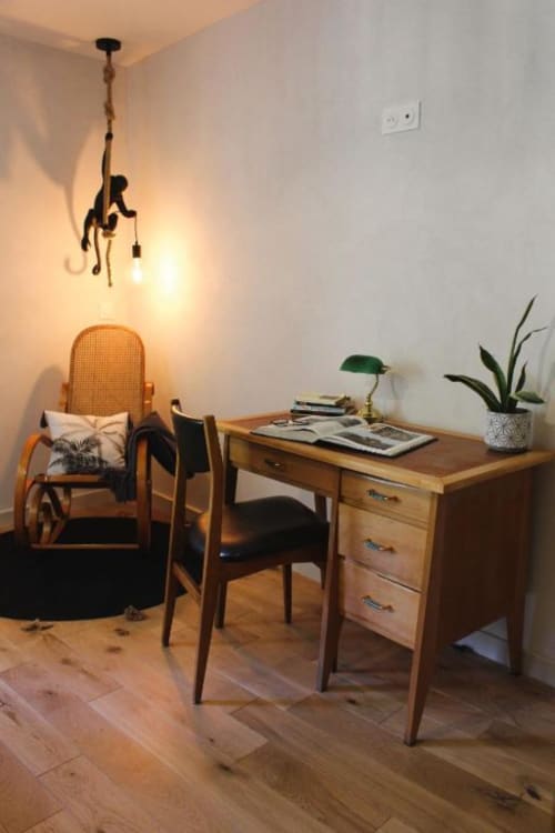 Coin bureau douillet dans l'appartement L'Auberge de Marie au Petit Bégou avec bureau en bois, chaise, lampe suspendue et plante en pot