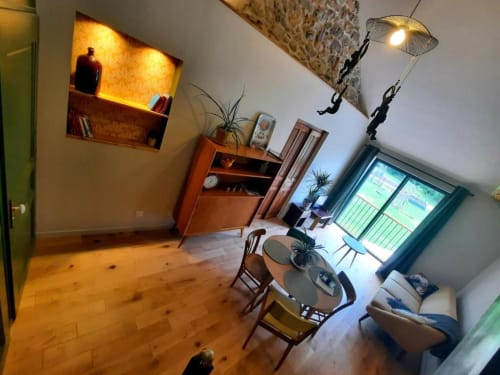 Salon moderne avec parquet, table à manger, canapé et vue sur le jardin au Petit Bégou, Saint-Auban-d'Oze