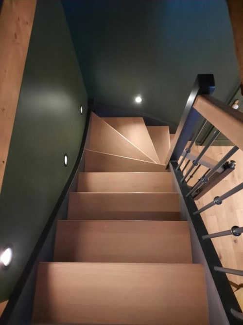 Escalier en bois avec rampes en métal noir dans l'appartement L'Auberge de Marie au Petit Bégou, Saint-Auban-d'Oze