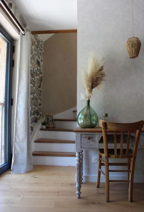 Escalier rustique aux marches en bois et décor de pampa dans la chambre Le Forest de Gaétan au Petit Bégou, Saint-Auban-d'Oze