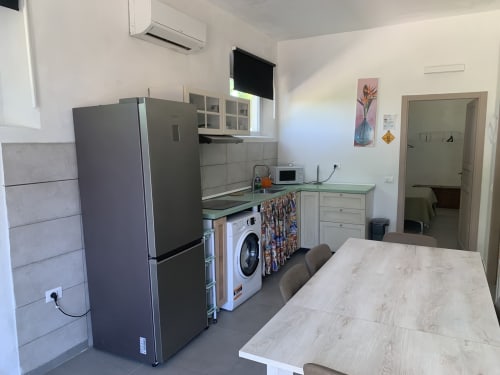 Cucina moderna nell'appartamento Terra di Ca' Salino B&B, Villa Inferno, con elettrodomestici in acciaio inox e tavolo da pranzo