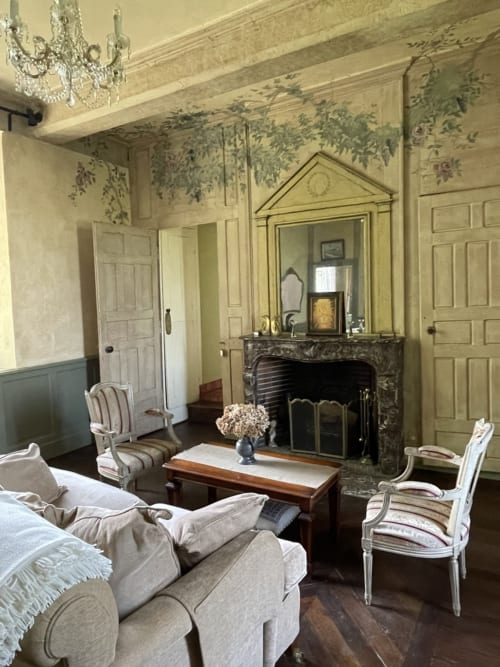 Salon élégant du Château de la Motte avec cheminée, mobilier d'époque et papiers peints décorés à Joué-du-Plain