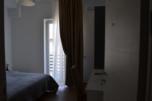 Camera moderna del Makasa B&B a Villapiana con porta-finestra, tende e bagno privato