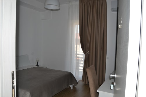 Camera accogliente del Makasa B&B a Villapiana con letto scuro, tende marroni e arredi moderni