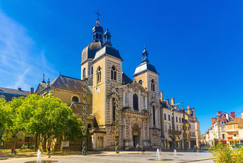 Cathédrale orthodoxe aux dômes dorés place de Chalon-sur-Saône, France près de l'hôtel Hugotel