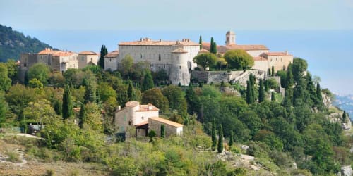 Medieval hilltop village Spéracèdes with stone buildings and cypress trees, Pipa Polaris B&B location