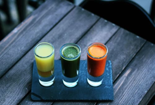 Trois jus frais - jaune, vert et rouge - servis sur ardoise à La Maison De Fleurat, Domeyrot