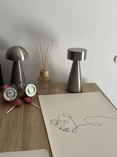 Bureau élégant de chambre avec lampes en acier inoxydable, diffuseur et croquis à l'hôtel 4 étoiles Mb Room en Var
