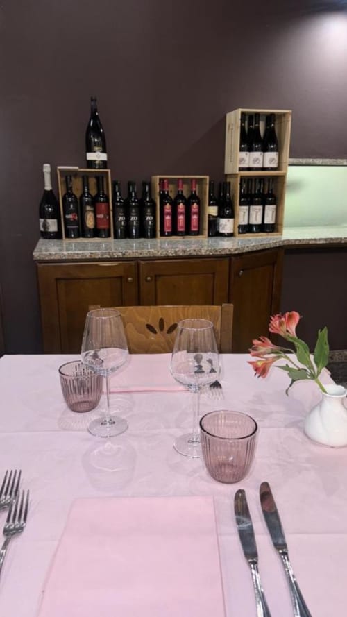 Elegante allestimento da pranzo con esposizione di vini presso l'hotel NOI di Vergato, Italia