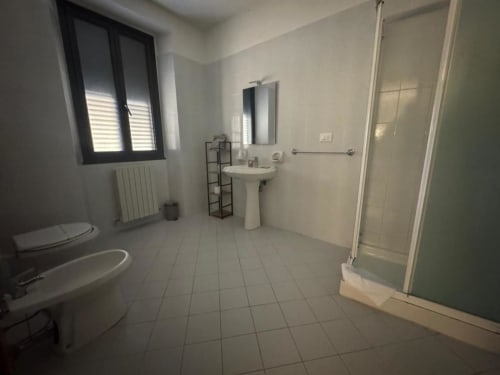 Bagno moderno nella Triple Room dell'hotel NOI DI EVERT a Vergato, con wc, bidet, lavabo su colonna e box doccia
