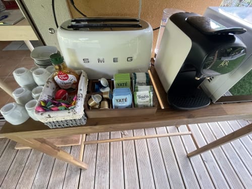 Station d'accueil avec grille-pain SMEG, cafetière, boîtes de thé et équipements aux Jardins Du Soleil, Avignon