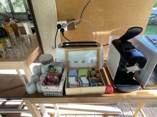 Station à café aux Jardins Du Soleil B&B à Avignon avec machine Nespresso, sélection de thés et tasses