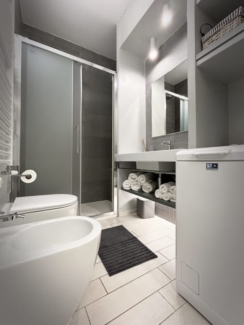 Bagno moderno dell'appartamento La Casetta dei Ronchi con doccia, wc, bidet e ripostiglio asciugamani a Marina di Massa