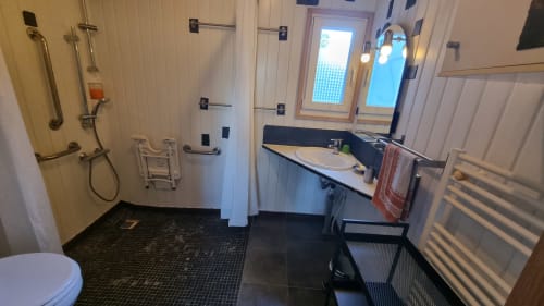 Salle de bain moderne aux Chambres d'hôtes le Clos du Tay avec douche à l'italienne, double vasque et sèche-serviettes chauffant à La Gacilly