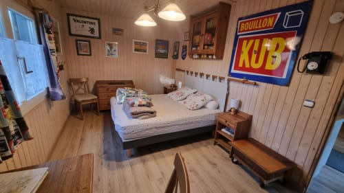 Chambre douillette aux Chambres d'hôtes le CLOS DU TAY à La Gacilly, décor vintage, mobilier en bois et enseigne Bouillon Kub