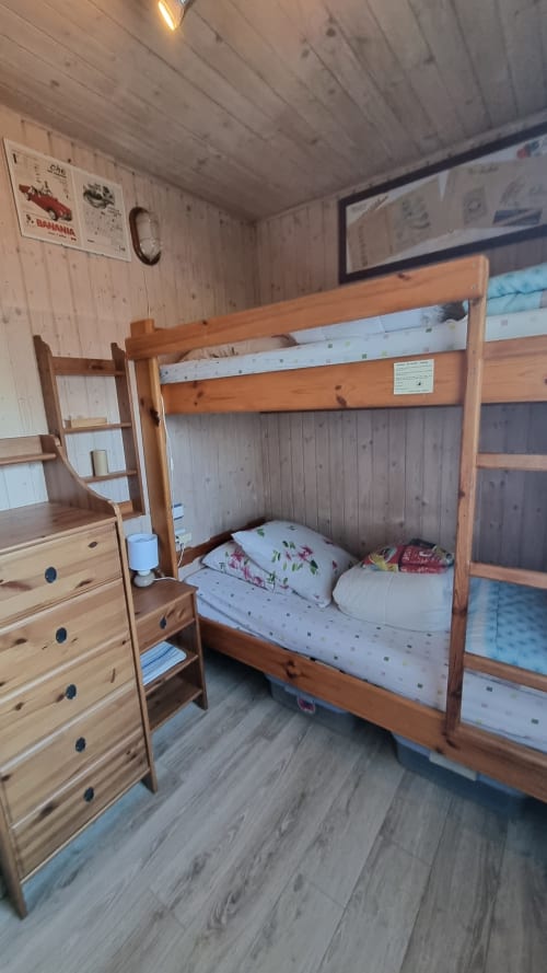 Lit superposé en bois dans une chambre douillette des Chambres d'hôtes le Clos du Tay, La Gacilly