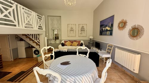 Chambre spacieuse à Entre vignes et dentelles avec lits jumeaux, mobilier blanc et vue sur le jardin à Courthézon