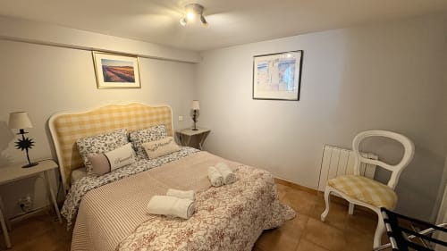 Chambre douillette à Entre vignes et dentelles à Courthézon avec tête de lit vichy jaune et linge de lit motifs