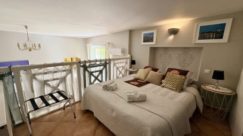 Chambre lumineuse à Entre vignes et dentelles à Courthézon avec lit, vue sur jardin, TV et équipements modernes