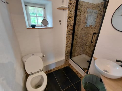 Salle de bain moderne avec douche, toilettes et lavabo au gîte Kergue'ch à Sauzon, Belle Île en Mer