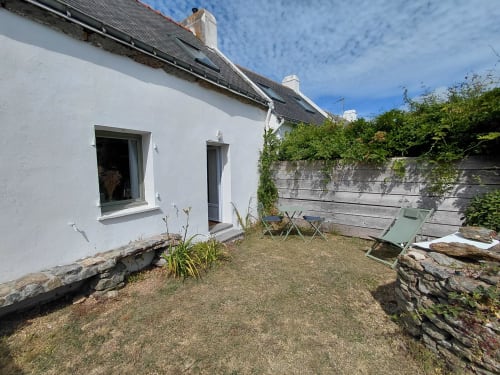 Chaumière blanche avec terrasse de jardin et chaises longues à Kergue'ch, Sauzon, Belle-Île-en-Mer
