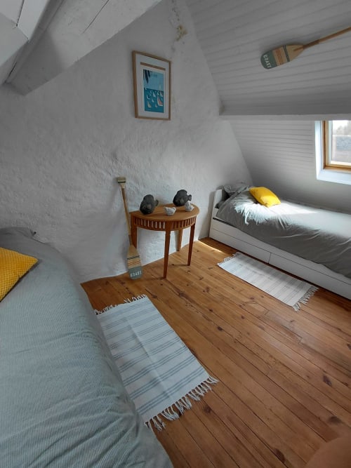 Chambre lumineuse du grenier du gîte Loc'Maria à Belle Île en Mer avec deux lits, parquet et décoration côtière