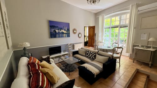 Spacieux séjour de l'appartement Entre vignes et dentelles avec vue sur le jardin, places assises confortables et équipements modernes