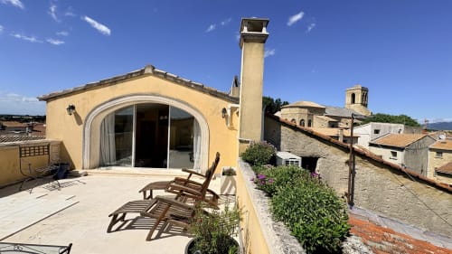 Terrasse ensoleillée avec chaises longues à l'hôtel Entre vignes et dentelles à Courthézon, vue sur les montagnes et style traditionnel