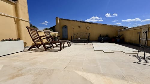 Terrasse ensoleillée Entre vignes et dentelles avec transats et vues sur les montagnes, Courthézon
