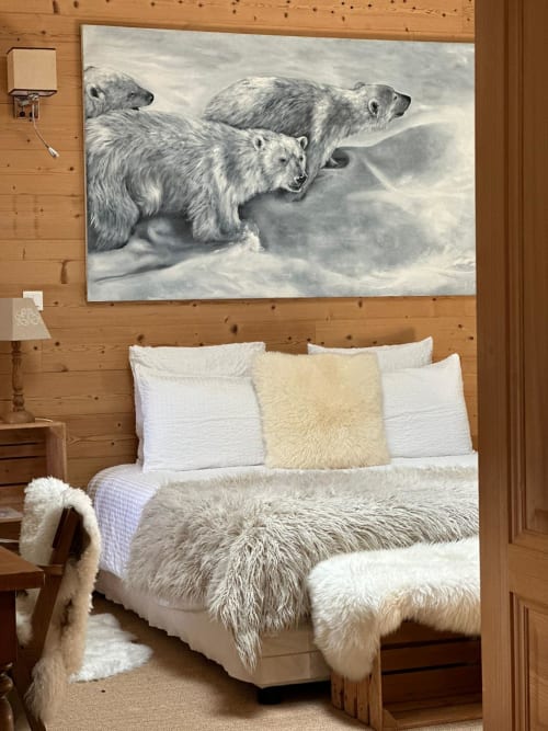 Chambre douillette à La Maison De Fleurat avec murs en bois, œuvre d'art ours polaire et literie blanche luxueuse.