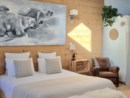 Chambre cosy à La Maison De Fleurat avec murs en bois, artwork ours polaire et fauteuil en cuir marron