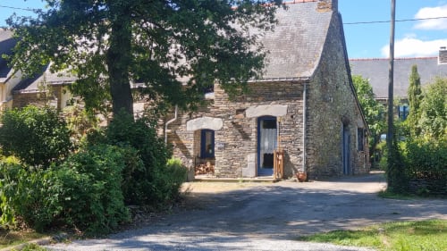 Cottage en pierre des Chambres d'hôtes le Clos du Tay à La Gacilly, entouré de lierre et de verdure