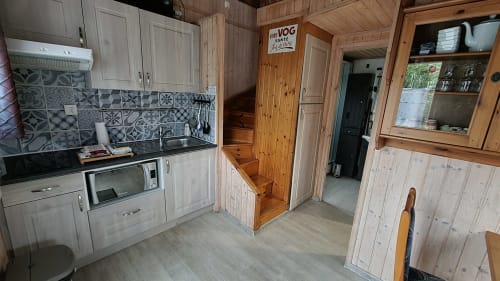 Cuisine moderne avec armoires blanches et carreaux à motifs aux Chambres d'hôtes le CLOS DU TAY, La Gacilly