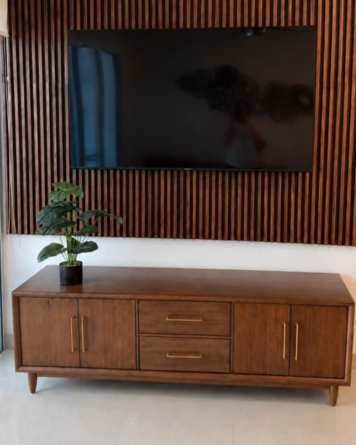 Moderno mueble de TV en madera con planta macetada en condominio del resort Mareazul Beachfront, Playa del Carmen