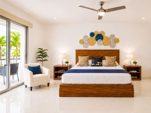Habitación moderna en Mareazul Resort Frente al Mar, Playa del Carmen, con cama de madera, detalles azules y balcón con vista al océano