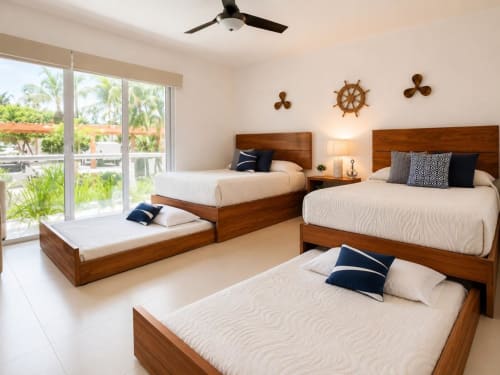 Condominio frente al mar Mareazul con tres camas de madera, decoración náutica y vista tropical al océano en Playa del Carmen