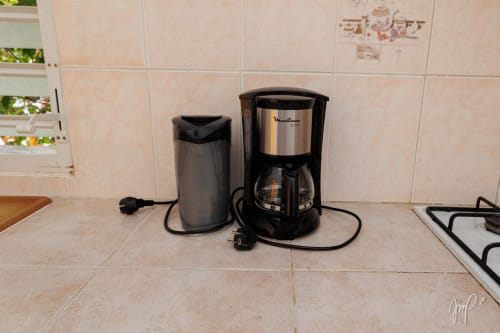 Cafetière Moulinex et carafe isotherme sur le plan de travail de la cuisine à Villa Lueur du Sud, Otantik Caribbean, Guadeloupe