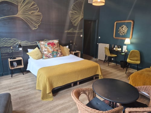 Chambre moderne à l'Hôtel Du Cygne, Tours avec lit queen, accents jaunes, murs bleu-vert et coin salon