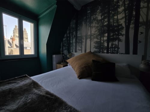 Chambre moderne de l'Hôtel Du Cygne à Tours : murs bleu-vert, fresque forestière, literie blanche, vue sur la cathédrale