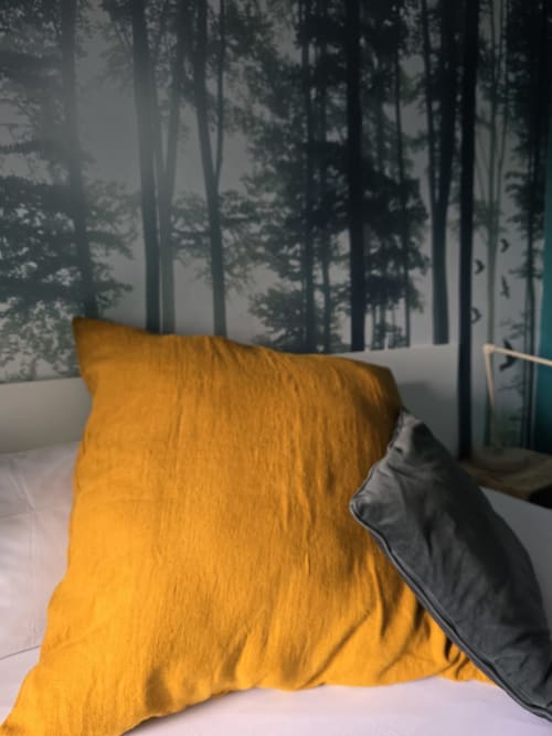 Coussin doré sur lit avec papier peint forêt brumeuse à l'Hôtel Du Cygne, Tours