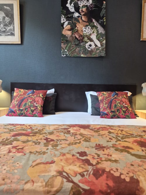 Chambre élégante de l'Hôtel Du Cygne Tours avec literie à motifs floraux, coussins décorratifs et œuvres botaniques