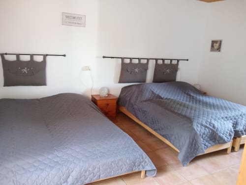 Chambre double avec couvre-lits matelassés au cottage La Faerie à Grand'landes, France