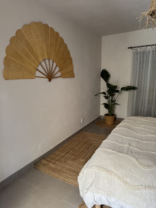 Chambre chaleureuse au Domaine d'Olga à Aniane avec art mural tressé, plante en pot et literie blanche