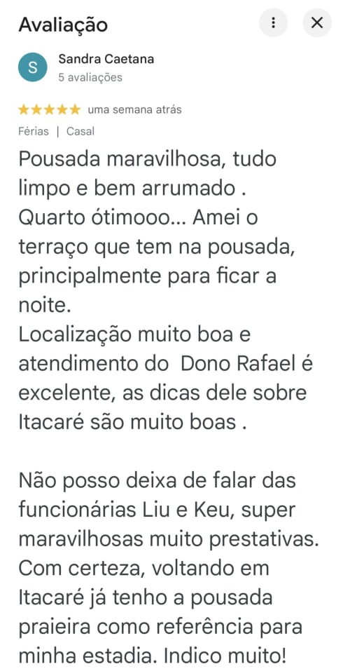 Five-star review for Praieira Pousada in Itacaré praising cleanliness, terrace, and excellent staff service.