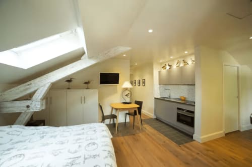 Studio moderne en mezzanine à la Gare Godillot BnB avec lit, cuisine, coin repas et verrière à Saint-Ouen-sur-Seine