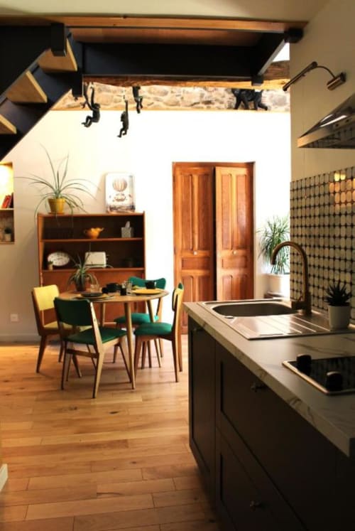 Cuisine et salle à manger modernes au Petit Bégou, mobilier en bois, Saint-Auban-d'Oze