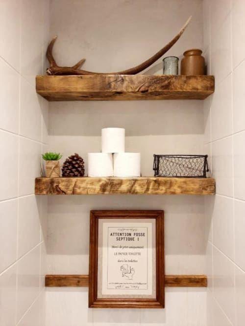 Étagères rustiques de salle de bain avec bois flotté, articles de toilette et pancarte septique française au Petit Bégou B&B