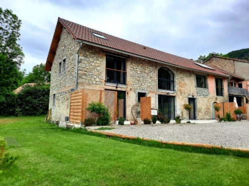 Maison en pierre du Petit Bégou avec terrasse et pelouse verdoyante à Saint-Auban-d'Oze, France