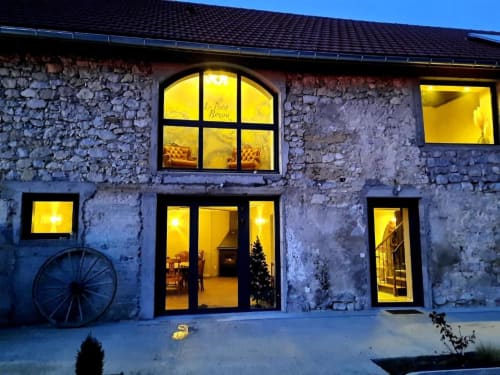 Le Petit Bégou BnB au crépuscule, façade en pierre avec fenêtres éclairées chaleureusement à Saint-Auban-d'Oze, France