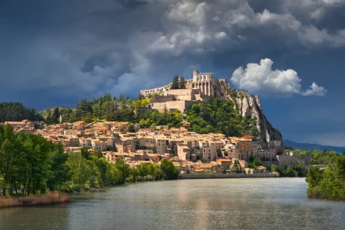 Village médiéval perché avec ruines de château dominant la rivière à Saint-Auban-d'Oze, France
